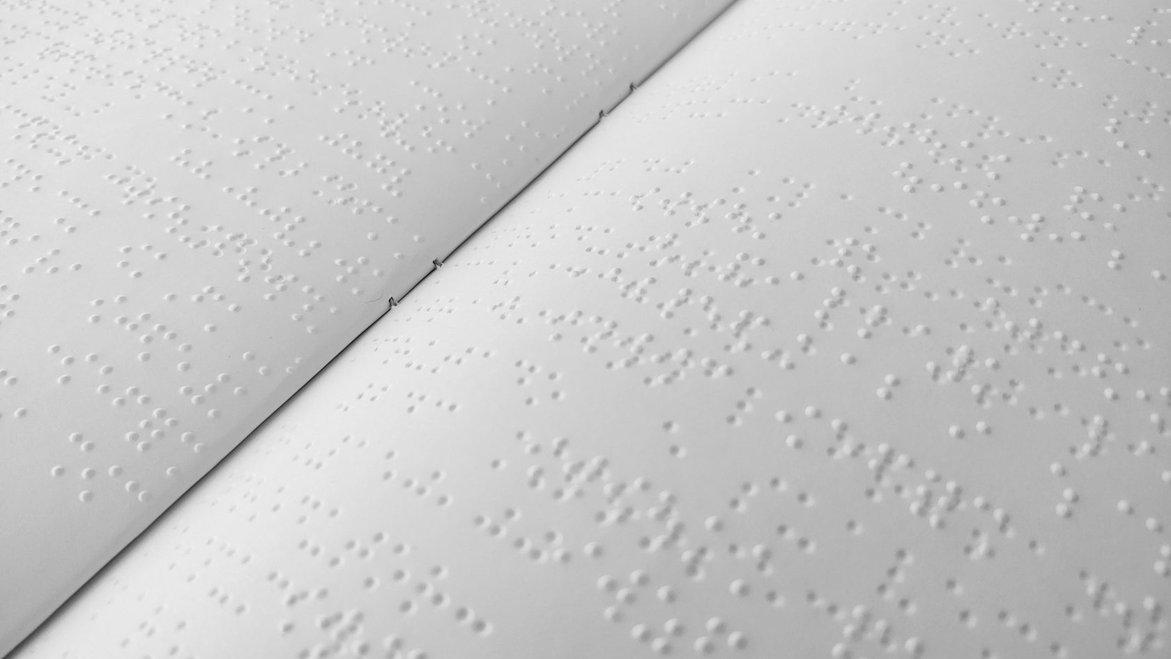 Página impressa em braille vista de perto